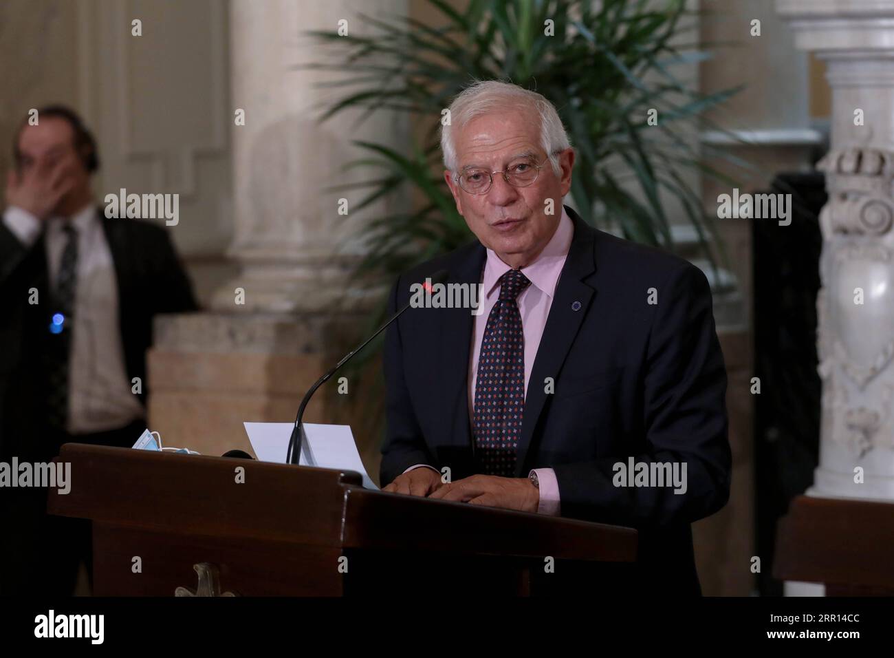 200903 -- KAIRO, 3. September 2020 -- der hohe Vertreter der EU für Außen- und Sicherheitspolitik Josep Borrell spricht auf einer gemeinsamen Pressekonferenz mit dem ägyptischen Außenminister Sameh Shoukry, der am 3. September 2020 in Kairo, Ägypten, nicht im Bild war. Borrell führte am Donnerstag in Kairo Gespräche mit Sameh Shoukry über regionale Themen wie die libysche Krise, die Palästinenserfrage und Äthiopiens Staudamm am Nil. STR/Xinhua EGYPT-CAIRO-FM-EU-JOSEP BORRELL-VISIT Stringer PUBLICATIONxNOTxINxCHN Stockfoto