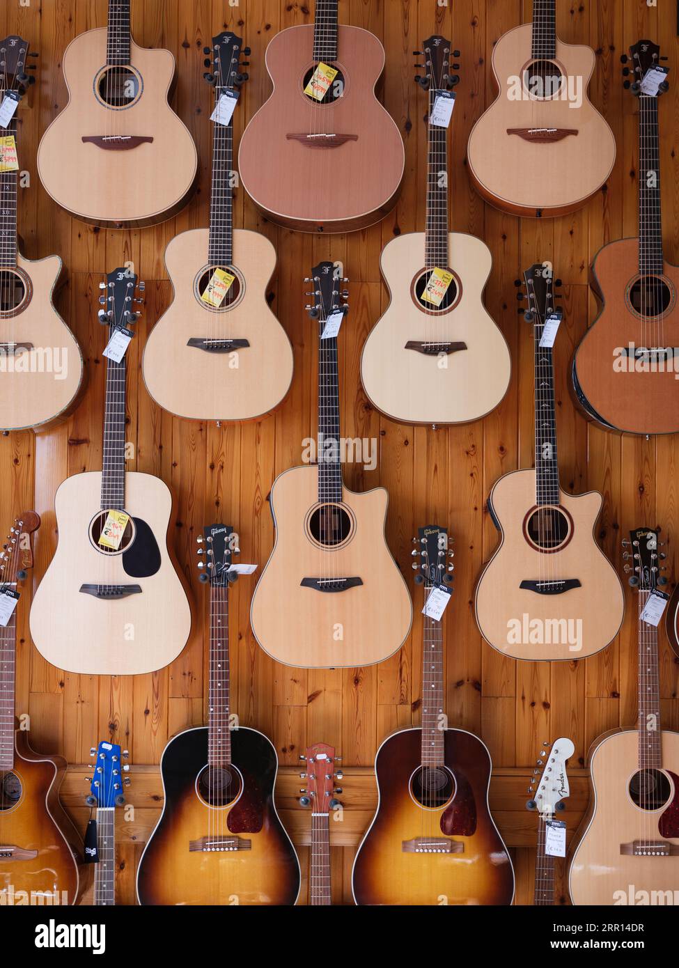 Akustische Gitarren im Music Maker Store in Dublin, Irland. Stockfoto