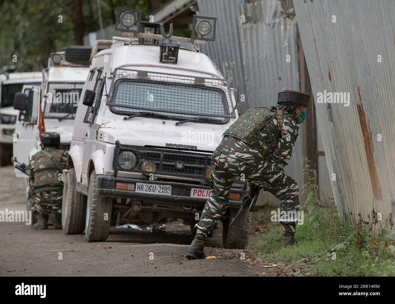 200904 -- SRINAGAR, 4. September 2020 -- indische paramilitärische Truppen nehmen eine Position an der Stelle eines Kampfes im Dorf Yedipora-Pattan des Bezirks Baramulla ein, etwa 30 km westlich von Srinagar, der Sommerhauptstadt des von den Indianern kontrollierten Kaschmirs, 4. September 2020. Ein Militanter wurde getötet, während ein indischer Armeeoffizier und ein Polizist am Freitag in einem laufenden Schusskampf im von Indien kontrollierten Kashmir verwundet wurden, sagte die Polizei. KASCHMIR-SRINAGAR-GUNFIGHT JavedxDar PUBLICATIONxNOTxINxCHN Stockfoto
