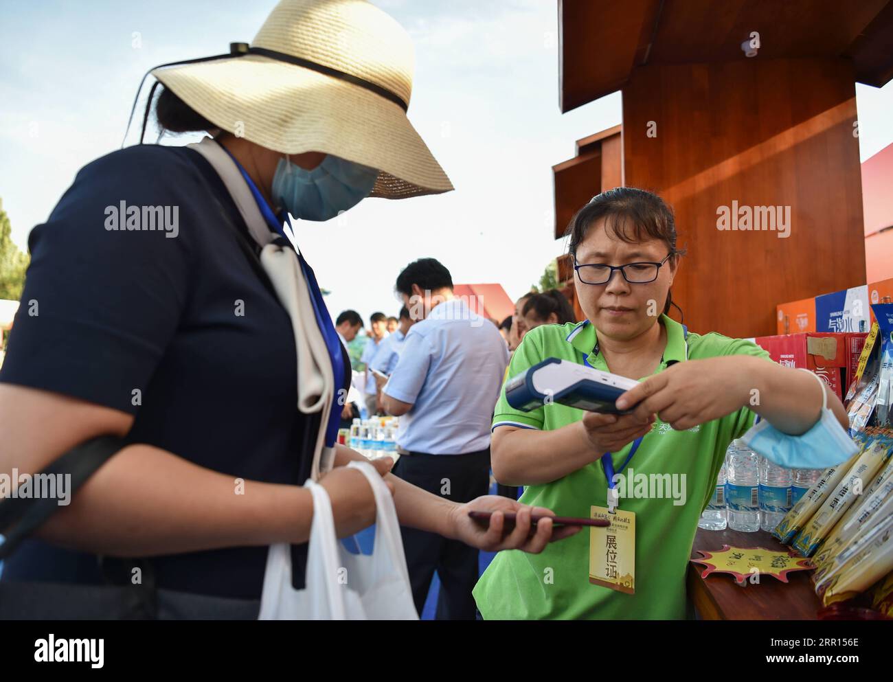 200905 -- TIANJIN, 5. September 2020 -- Ein Kunde zahlt telefonisch auf einer lokalen Fachmesse, die den Bemühungen zur Armutsbekämpfung in weniger entwickelten Regionen im Hexi-Bezirk im nordchinesischen Tianjin, 4. September 2020, hilft. Foto von /Xinhua CHINA-TIANJIN-ARMUTSBEKÄMPFUNG CN SunxFanyue PUBLICATIONxNOTxINxCHN Stockfoto