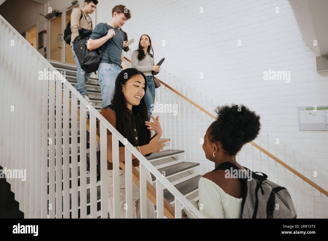 Multirassische Studenten auf Stufen in der Universität Stockfoto