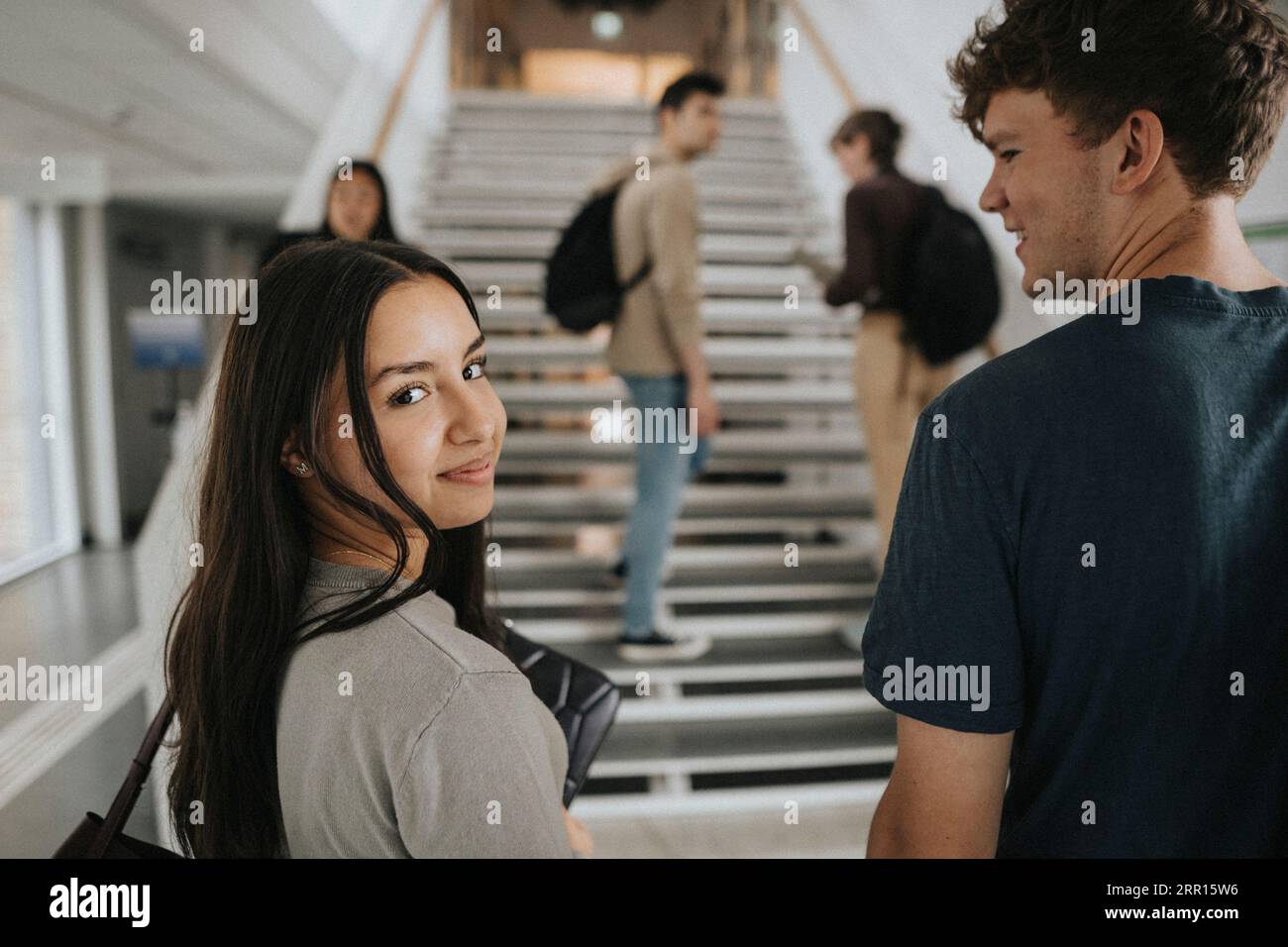 Porträt einer lächelnden Studentin mit Freund an der Universität Stockfoto