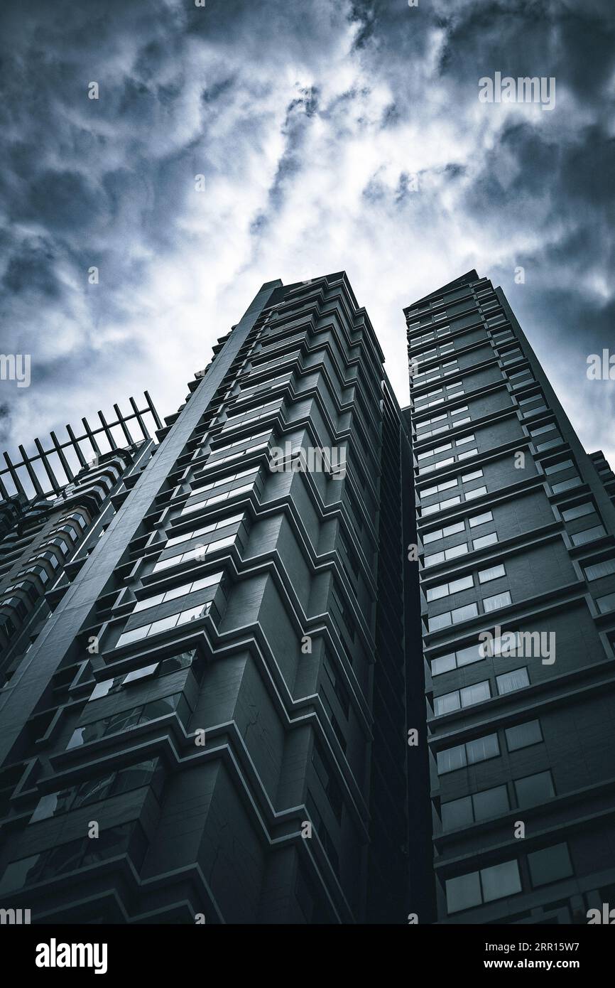 Ein Wolkenkratzer unter dramatischen Wolken Stockfoto
