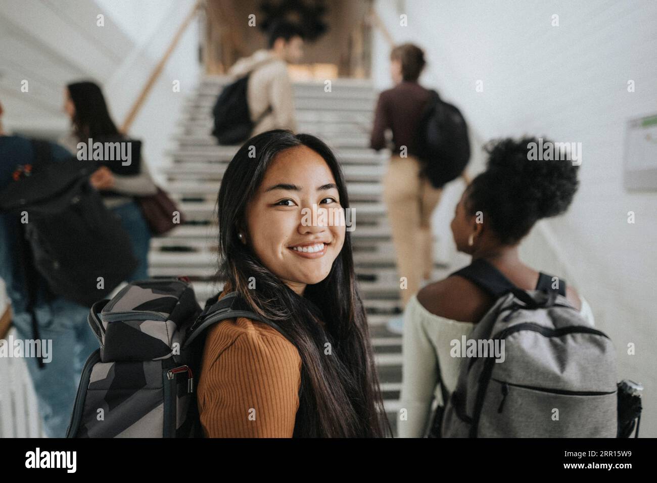 Porträt einer lächelnden Studentin an der Universität Stockfoto