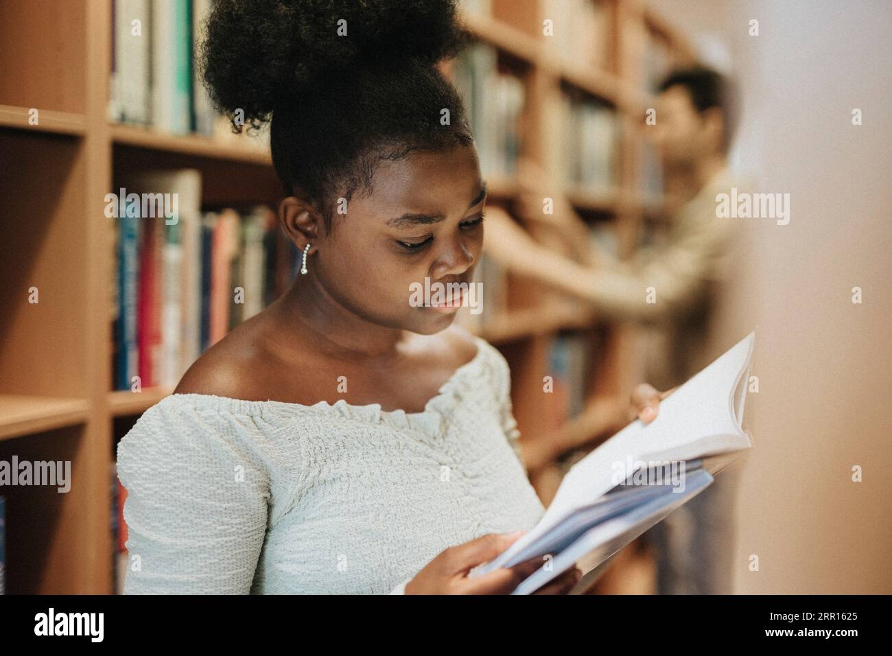 Studentinnen-Lesebuch in der Universitätsbibliothek Stockfoto
