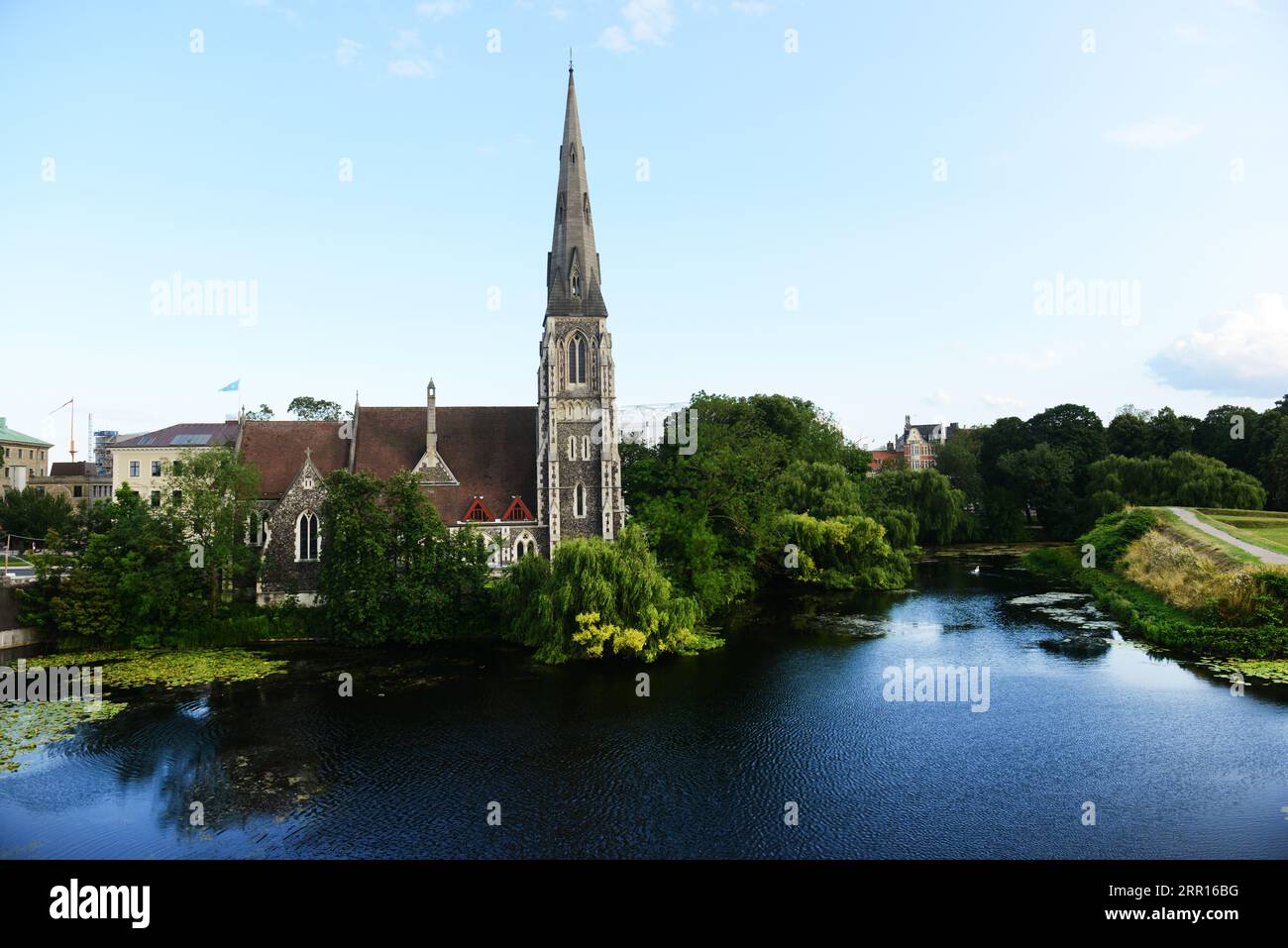 Blick auf die St. Albans Kirche aus dem Kastellet in Kopenhagen, Dänemark. Stockfoto