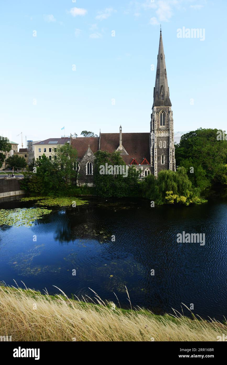 Blick auf die St. Albans Kirche aus dem Kastellet in Kopenhagen, Dänemark. Stockfoto