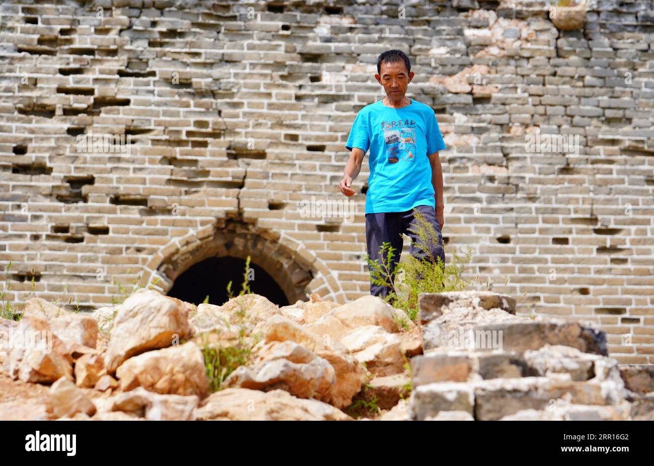 200906 -- TANGSHAN, 6. September 2020 -- Li Dewang patrouilliert die große Mauer Xuliukou im Dorf Xuliukou in der Stadt Qian an, Provinz Hebei in Nordchina, 4. September 2020. Li Dewang, 63, ist ein Dorfbewohner von Xuliukou, wo sich ein Teil der Chinesischen Mauer befindet, die aus der Ming-Dynastie von 1368 bis 1644 erbaut wurde. Seit 2008 ist der 63-Jährige ein Beschützer der Großen Mauer und er ist verantwortlich für den Schutz eines fast drei Kilometer langen Abschnitts. In den letzten 12 Jahren patrouillierte er fast täglich auf der Chinesischen Mauer, während er Müll und Unkraut beseitigte und Touristen und Hirten daran erinnerte, die Mauer zu erhalten. Stockfoto