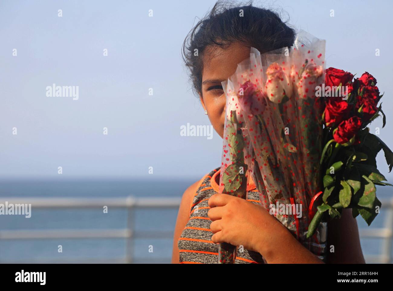 200906 -- BEIRUT, 6. September 2020 -- Ein Mädchen verkauft Blumen in der Corniche von Beirut, Libanon, am 6. September 2020. Die Zahl der COVID-19-Infektionen im Libanon stieg am Sonntag um 415 auf 20.426 Fälle, während die Zahl der Todesfälle um vier auf 191 stieg, teilte das Gesundheitsministerium mit. LIBANON-BEIRUT-COVID-19-WEEKEND BilalxJawich PUBLICATIONxNOTxINxCHN Stockfoto