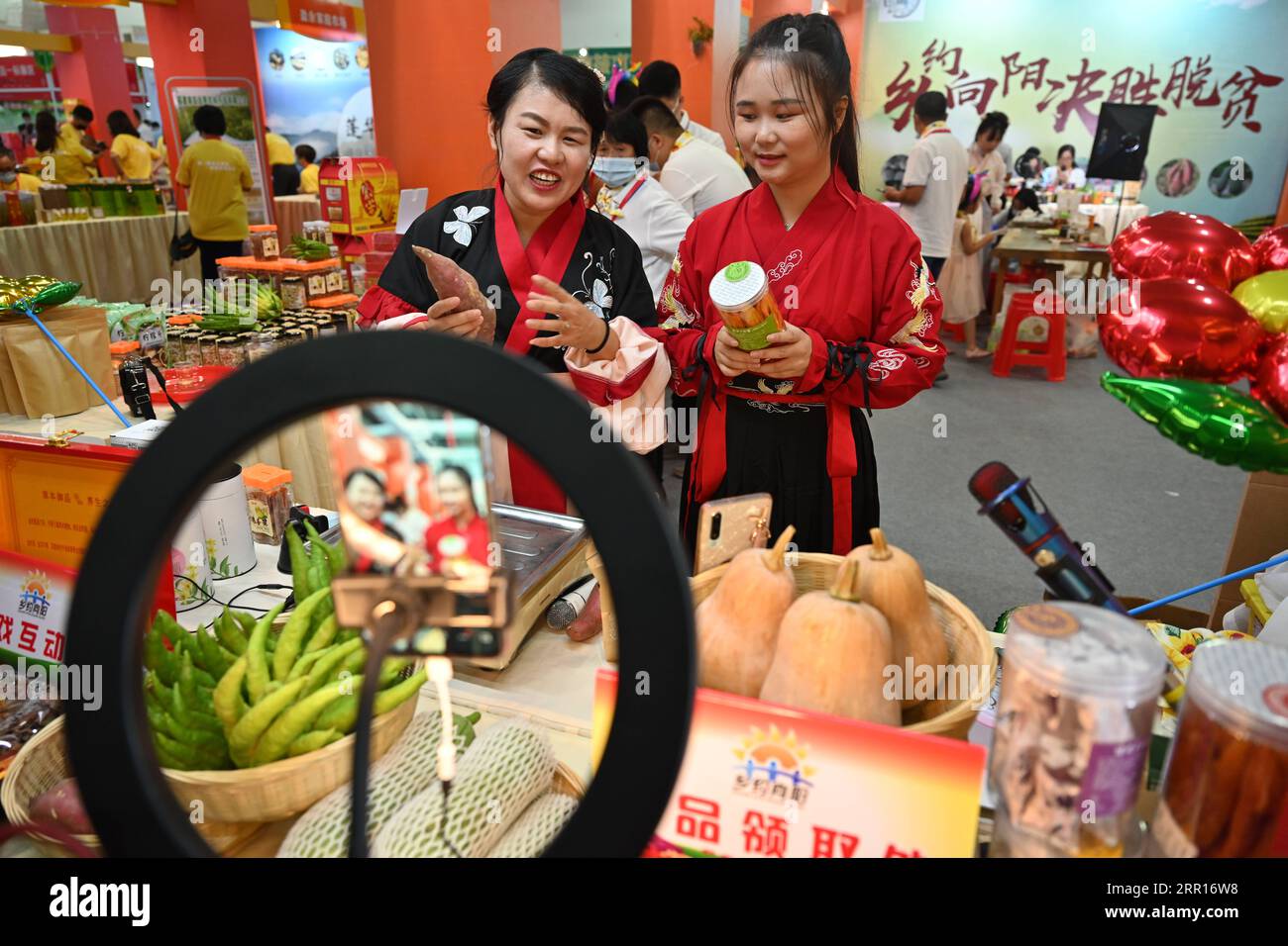 200907 -- NAN, 7. Sept. 2020 -- die Aussteller Wu Fengru L und Lin Yajun bewerben landwirtschaftliche Produkte per Live-Streaming während der 13. Landwirtschaftsmesse Quanzhou in Nan, Provinz Fujian im Südosten Chinas, 7. Sept. 2020. Die Messe startete am Montag, und die Aussteller versuchen, ihre Verkäufe über Live-Streaming zu steigern. CHINA-FUJIAN-AGRICULTURAL PRODUCTS FAIR-OPEN CN SONGXWEIWEI PUBLICATIONXNOTXINXCHN Stockfoto