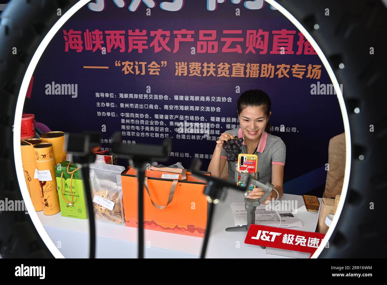 200907 -- NAN, 7. September 2020 -- Eine Verkäuferin wirbt während der 13. Landwirtschaftsmesse Quanzhou in Nan, Provinz Fujian im Südosten Chinas, 7. September 2020 über Live-Streaming für landwirtschaftliche Produkte. Die Messe startete am Montag, und die Aussteller versuchen, ihre Verkäufe über Live-Streaming zu steigern. CHINA-FUJIAN-AGRICULTURAL PRODUCTS FAIR-OPEN CN SONGXWEIWEI PUBLICATIONXNOTXINXCHN Stockfoto
