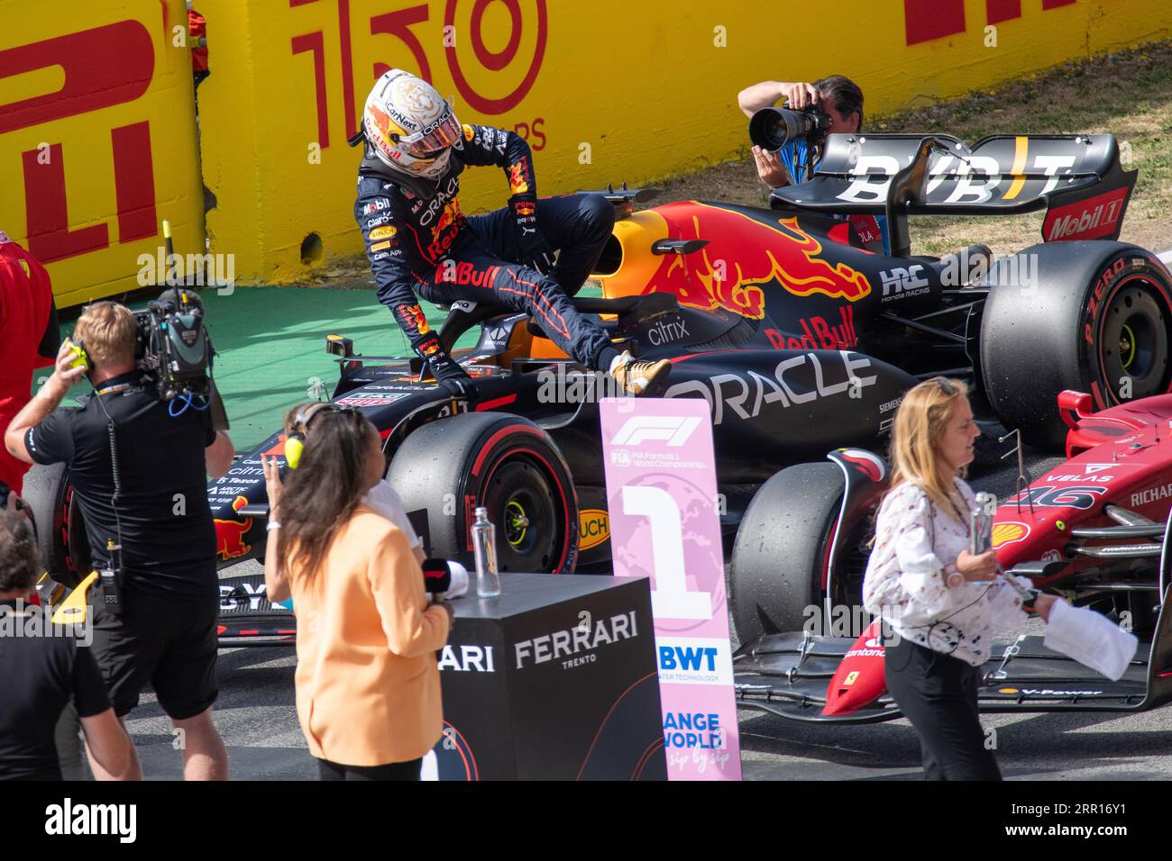 Max Verstappen springt aus seinem Red Bull Racing Car, nachdem er sich den zweiten Platz in der Qualifikationsrunde gesichert hat. Stockfoto