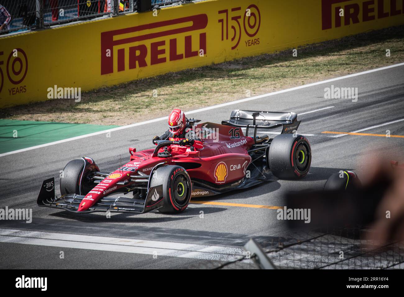 Charles Leclerc ist im Moment gefangen, als er sich auf den Ausstieg aus seinem Ferrari vorbereitet, nachdem er in der Qualifikationsrunde den ersten Platz belegt hat. Stockfoto