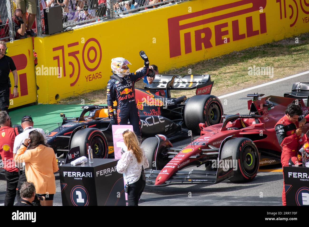 Max Verstappen steht neben seinem Red Bull Racing Car und winkt der Menge zu, nachdem er sich in der Qualifikationsrunde den zweiten Platz gesichert hat. Stockfoto