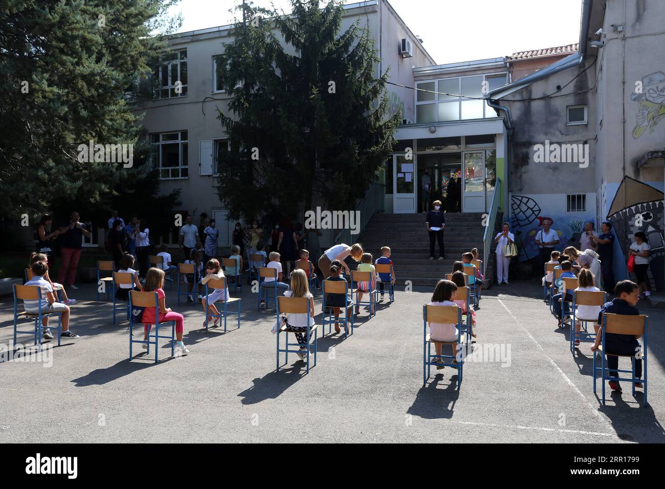 200907 -- RIJEKA, 7. September 2020 -- Schüler sitzen am ersten Tag des neuen Schuljahres in Rijeka, Kroatien, 7. September 2020 in einer Schule. Der Schulunterricht in Kroatien wurde seit Mitte März aufgrund des COVID-19-Ausbruchs unterbrochen. Trotz des jüngsten Wiederauflebens der Epidemie hat die kroatische Regierung alle Schulen angewiesen, am 7. September 2020 zu eröffnen. /Pixsell Via Xinhua KROATIEN-COVID-19-ERSTER SCHULTAG GoranxKovacic PUBLICATIONxNOTxINxCHN Stockfoto