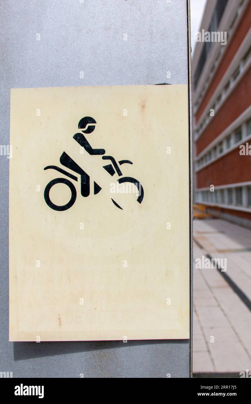 Auf der einen Seite gibt es kein Verkehrszeichen für Motorräder auf einem flachen Hintergrund und auf der anderen Seite keinen Korridor, der ihm Tiefe verleiht Stockfoto