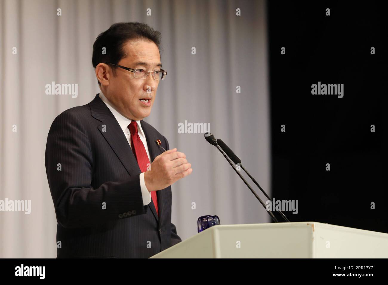 200908 -- TOKIO, 8. September 2020 -- Fumio Kishida, ein Kandidat für den nächsten Führer der Liberal Democratic Party LDP, präsentiert seine politischen Ideen den Parteimitgliedern im Hauptquartier der LDP in Tokio, Japan, 8. September 2020. Die Kampagne startete offiziell am Dienstag für den Spitzenposten der LDP, wobei drei Kandidaten um die Position als Nachfolger von Premierminister Shinzo Abe wetteiferten. JAPAN-TOKIO-LDP-LEADER-KANDIDATEN-KAMPAGNE DUXXIAOYI PUBLICATIONXNOTXINXCHN Stockfoto