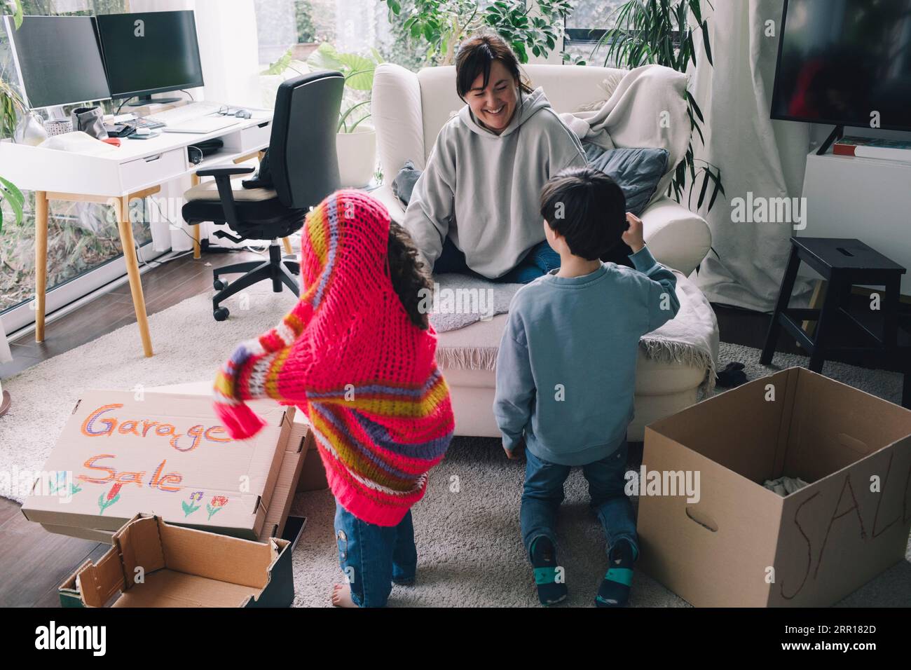 Verspielte Mutter hat Spaß mit Sohn und Tochter zu Hause Stockfoto
