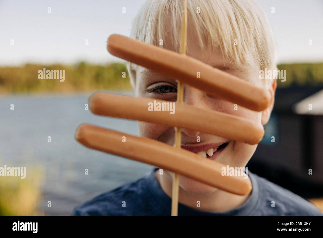 Porträt eines blonden Jungen mit Würstchen im Sommerlager Stockfoto