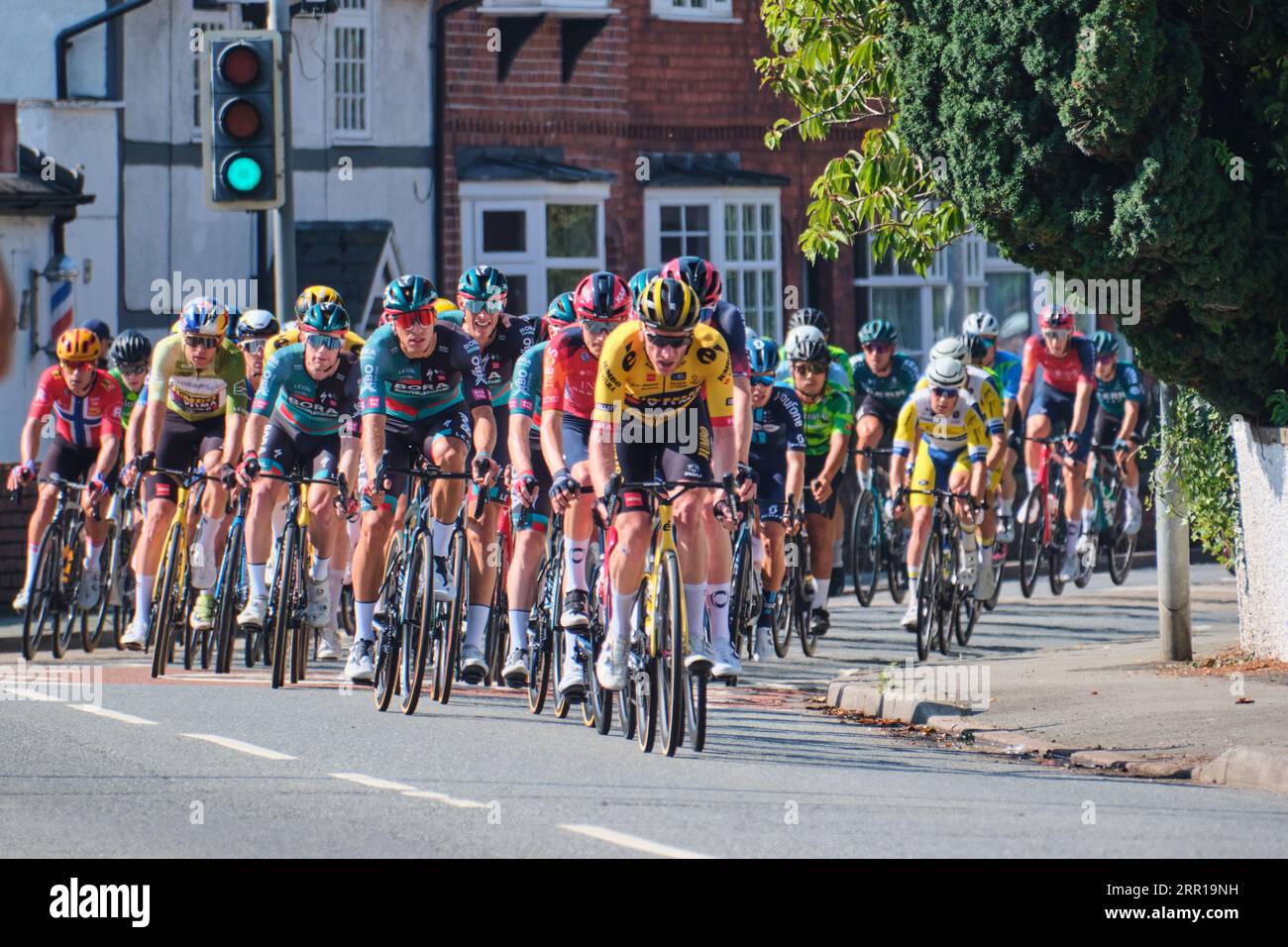 Das Peloton auf der zweiten Etappe der Tour of Britain 2023 führt durch Rossett, Wales Stockfoto