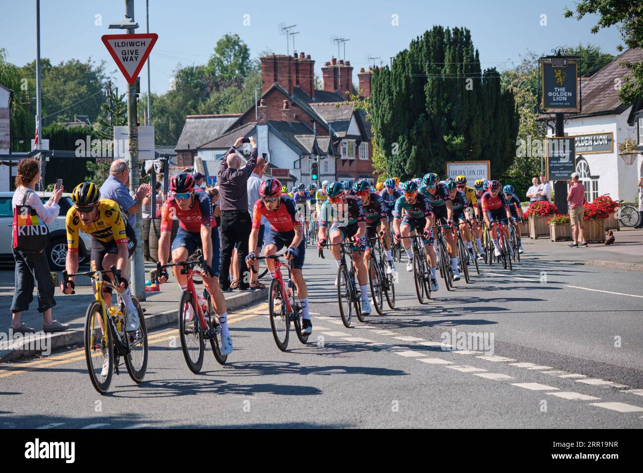 Das Peloton auf der zweiten Etappe der Tour of Britain 2023 führt durch Rossett, Wales Stockfoto