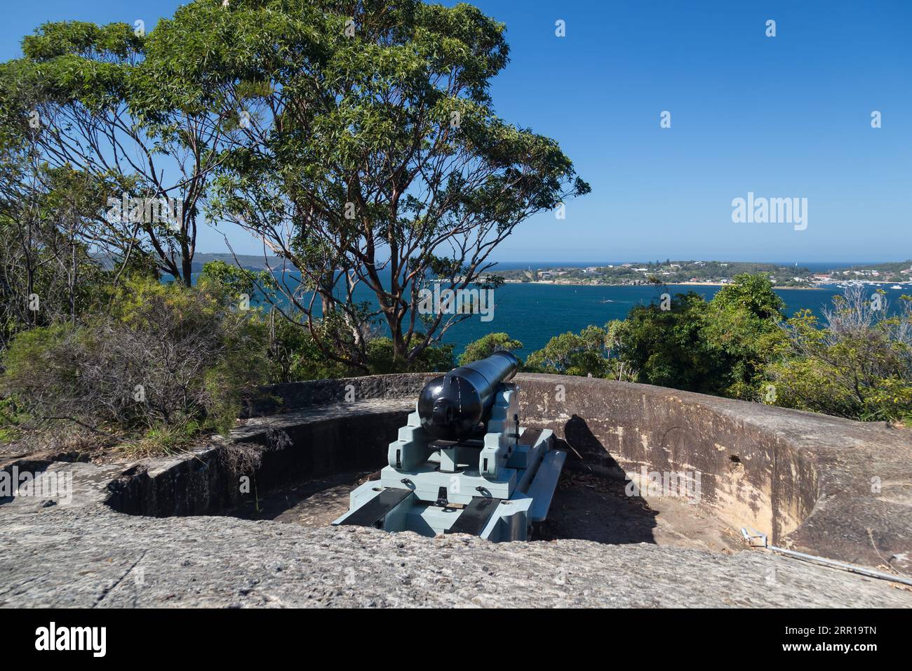 George's Head Lookout militärische Kanone, die auf die Sydney Heads zeigt, Headland Park, Mosman, Sydney, NSW, Australien. Stockfoto