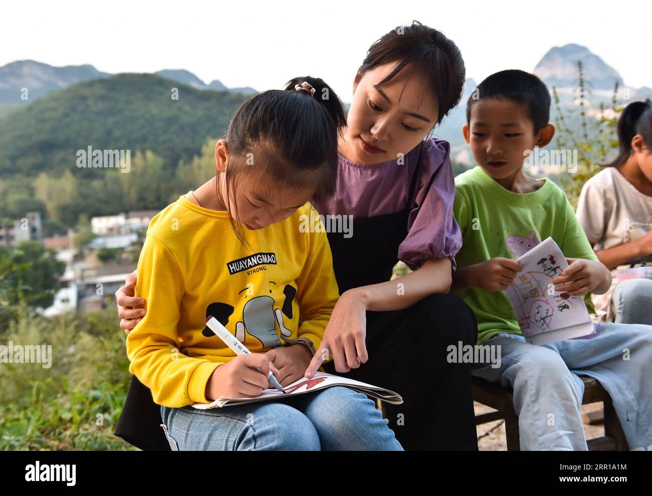 200910 -- LINGCHUAN, 10. September 2020 -- Chen Yanzi nimmt Schüler aus dem Unterricht für das Zeichnen im Mawuzhai Dorf der Gemeinde Gujiao im Kreis Lingchuan, Stadt Jincheng, nordchinesische Provinz Shanxi, 8. September 2020. Das Mawuzhai Internat liegt in den Tiefen des Taihang-Gebirges, mehr als 1.300 Meter über dem Meeresspiegel und ist mit seinen sechs Schülern die einzige Schule im Umkreis von Dutzenden Kilometern. Chen Yanzi, im Alter von 25 Jahren, kam im September 2019 hierher und wurde Lehrer. Chen Yanzi kam aus der Innenstadt von Jincheng City, und es dauerte mehr als drei Stunden mit dem Auto Stockfoto