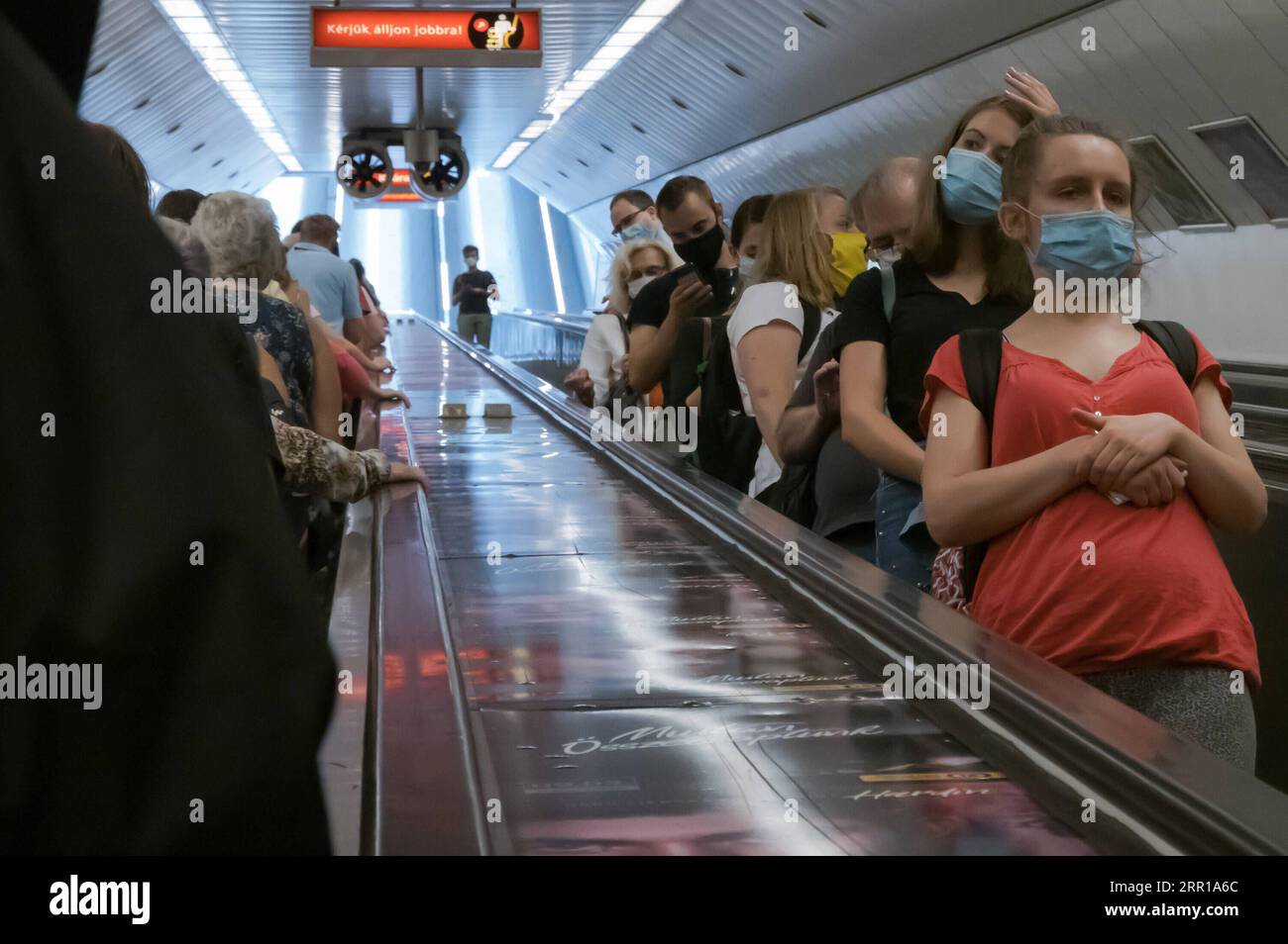 200910 -- BUDAPEST, 10. September 2020 -- Menschen mit Gesichtsmasken werden am 10. September 2020 im Aufzug einer U-Bahn-Station in Budapest, Ungarn, gesehen. Ungarn fügte am Donnerstag 476 COVID-19-Fälle hinzu, was laut der Informationswebsite der Regierung über das Coronavirus die Gesamtzahl der bestätigten Fälle im Land auf 191 erhöht. Foto von /Xinhua HUNGARY-BUDAPEST-COVID-19-CASES AttilaxVolgyi PUBLICATIONxNOTxINxCHN Stockfoto