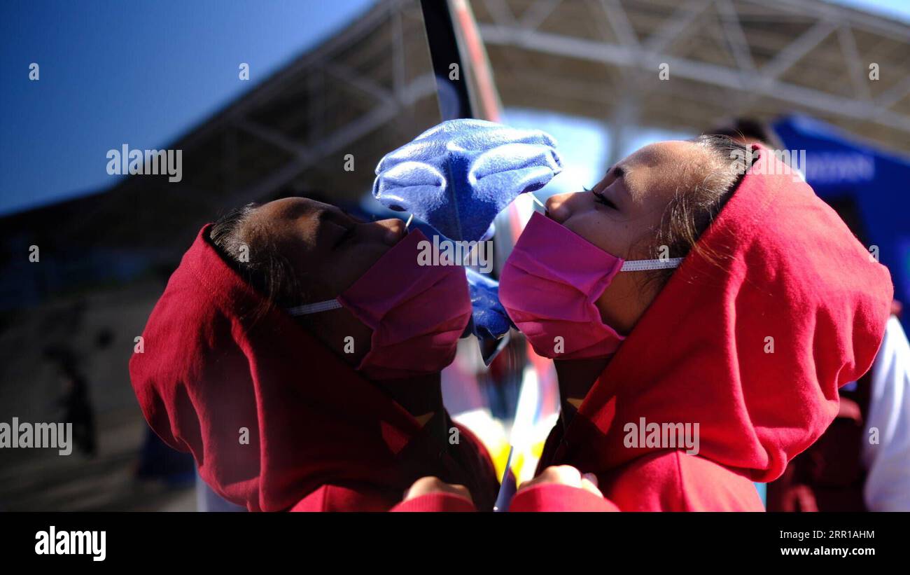 200911 -- PEKING, 11. September 2020 -- Eine Gesundheitsfachkraft nimmt Eine Nasenabstrichprobe von einer Frau in einer mobilen COVID-19-Testeinrichtung in Makassar, Südsulawesi, Indonesien, 10. September 2020. Foto von /Xinhua XINHUA FOTOS DES TAGES M.xFirmansyah PUBLICATIONxNOTxINxCHN Stockfoto