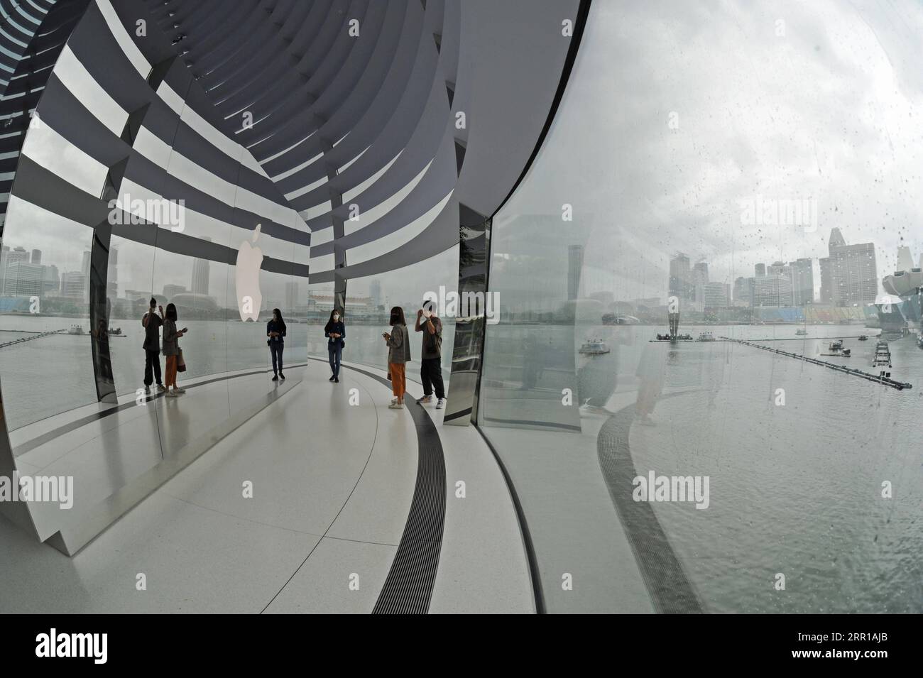 200911 -- PEKING, 11. September 2020 -- Kunden betreuen den neuen Apple Marina Bay Sands Store am Eröffnungstag in Singapur am 10. September 2020. Foto von /Xinhua XINHUA FOTOS DES TAGES ThenxChihxWey PUBLICATIONxNOTxINxCHN Stockfoto