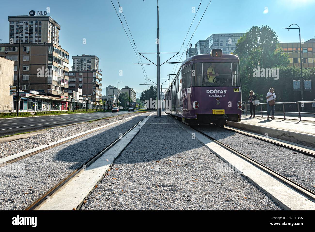 Renovierte Sarajevo Straßenbahnlinie zwischen Skenderija - Cengic Vila Stockfoto
