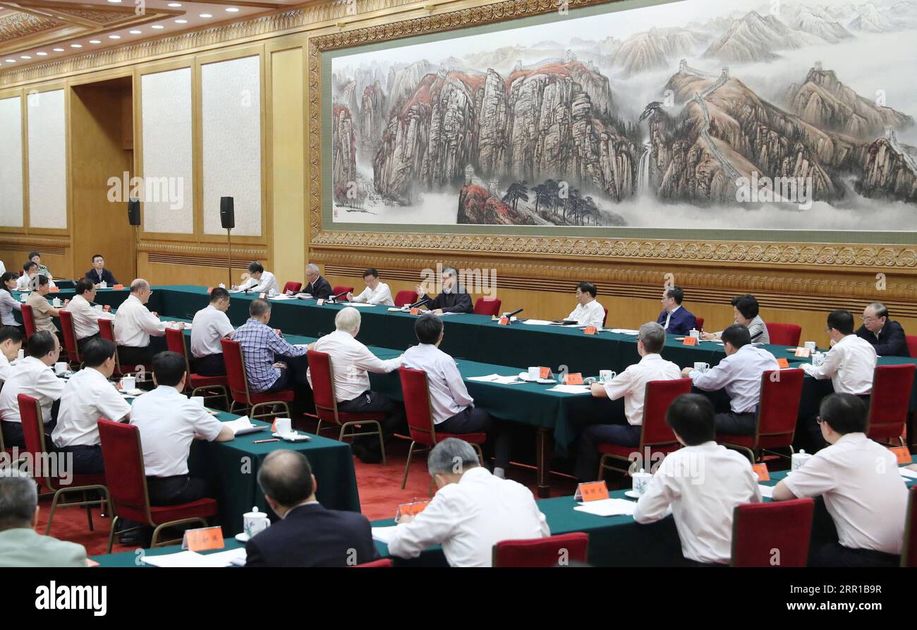 200911 -- PEKING, 11. September 2020 -- der chinesische Präsident Xi Jinping, ebenfalls Generalsekretär des Zentralkomitees der Kommunistischen Partei Chinas und Vorsitzender der Zentralen Militärkommission, leitet ein Symposium, an dem Wissenschaftler in Peking, der Hauptstadt Chinas, am 11. September 2020 teilnahmen. CHINA-BEIJING-XI JINPING-SYMPOSIUMCN YaoxDawei PUBLICATIONxNOTxINxCHN Stockfoto