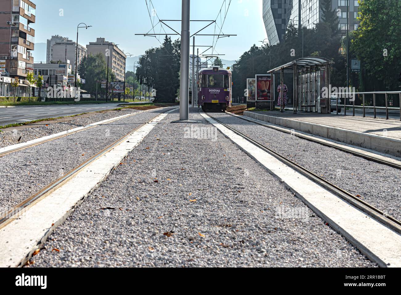 Renovierte Sarajevo Straßenbahnlinie zwischen Skenderija - Cengic Vila Stockfoto