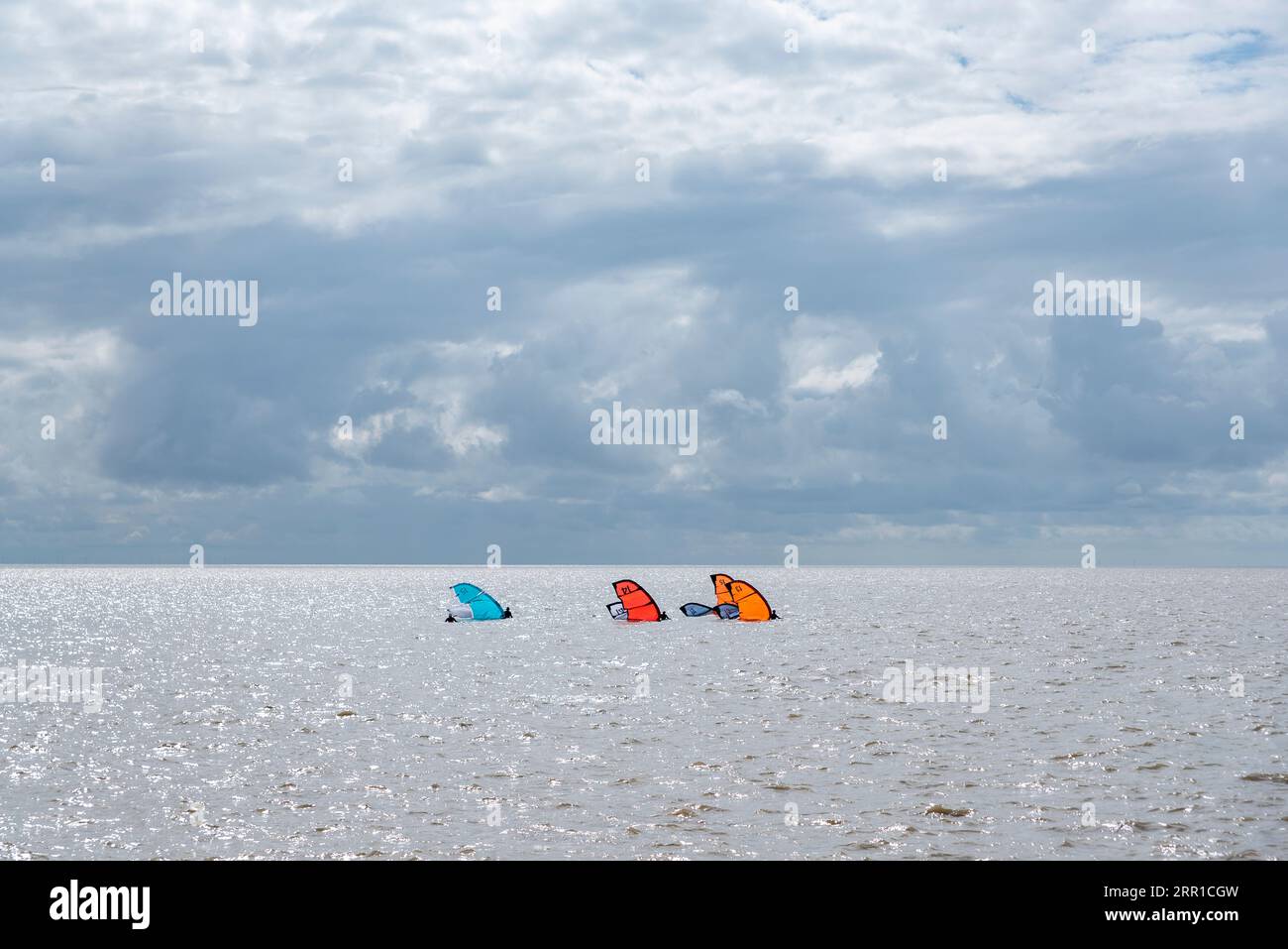 Windsurfer vor Strandpromenade, Norddeich, Niedersachsen, Deutschland, Europa Stockfoto