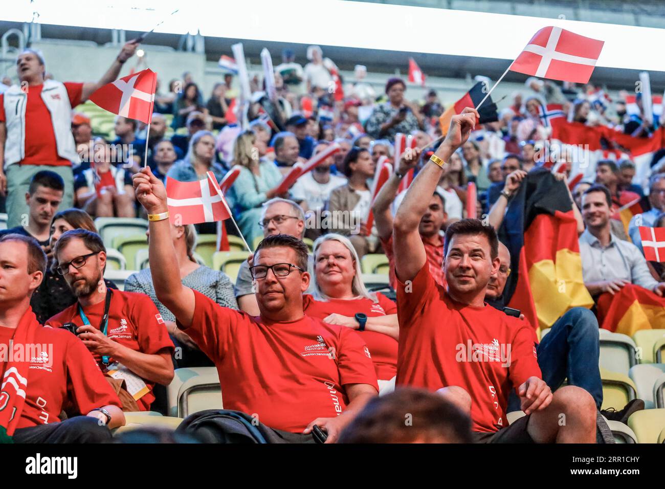 Danzig, Polen. September 2023. Zuschauer aus Dänemark jubeln bei der offiziellen Eröffnungszeremonie in der Polsat Plus Arena Danzig zu, als die Teilnehmer der EuroSkills Danzig 2023 auf die Bühne kommen. EuroSkills GDA?SK 2023 ist die achte Ausgabe des alle zwei Jahre stattfindenden EuroSkills Competition - der größten Veranstaltung für berufliche Bildung und Kompetenzexzellenz in Europa. Quelle: SOPA Images Limited/Alamy Live News Stockfoto