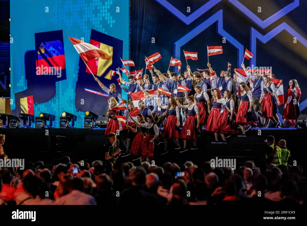 Danzig, Polen. September 2023. Teilnehmer aus Österreich treten bei der offiziellen Eröffnungszeremonie von EuroSkills Danzig 2023 in der Polsat Plus Arena Danzig auf die Bühne. EuroSkills GDA?SK 2023 ist die achte Ausgabe des alle zwei Jahre stattfindenden EuroSkills Competition - der größten Veranstaltung für berufliche Bildung und Kompetenzexzellenz in Europa. Quelle: SOPA Images Limited/Alamy Live News Stockfoto