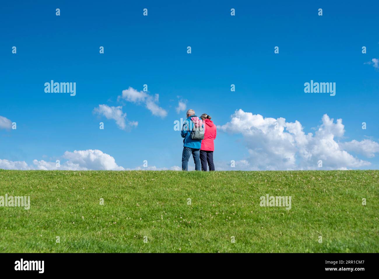 Touristen auf Klimadeich, Norddeich, Niedersachsen, Deutschland, Europa Stockfoto