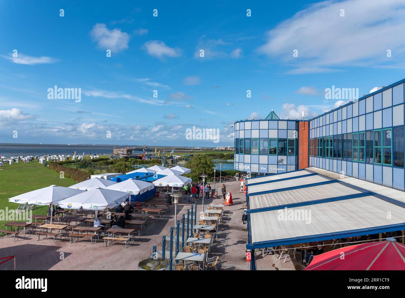 Haus des Gastes mit Blick auf Strand, Norddeich, Niedersachsen, Deutschland, Europa Stockfoto