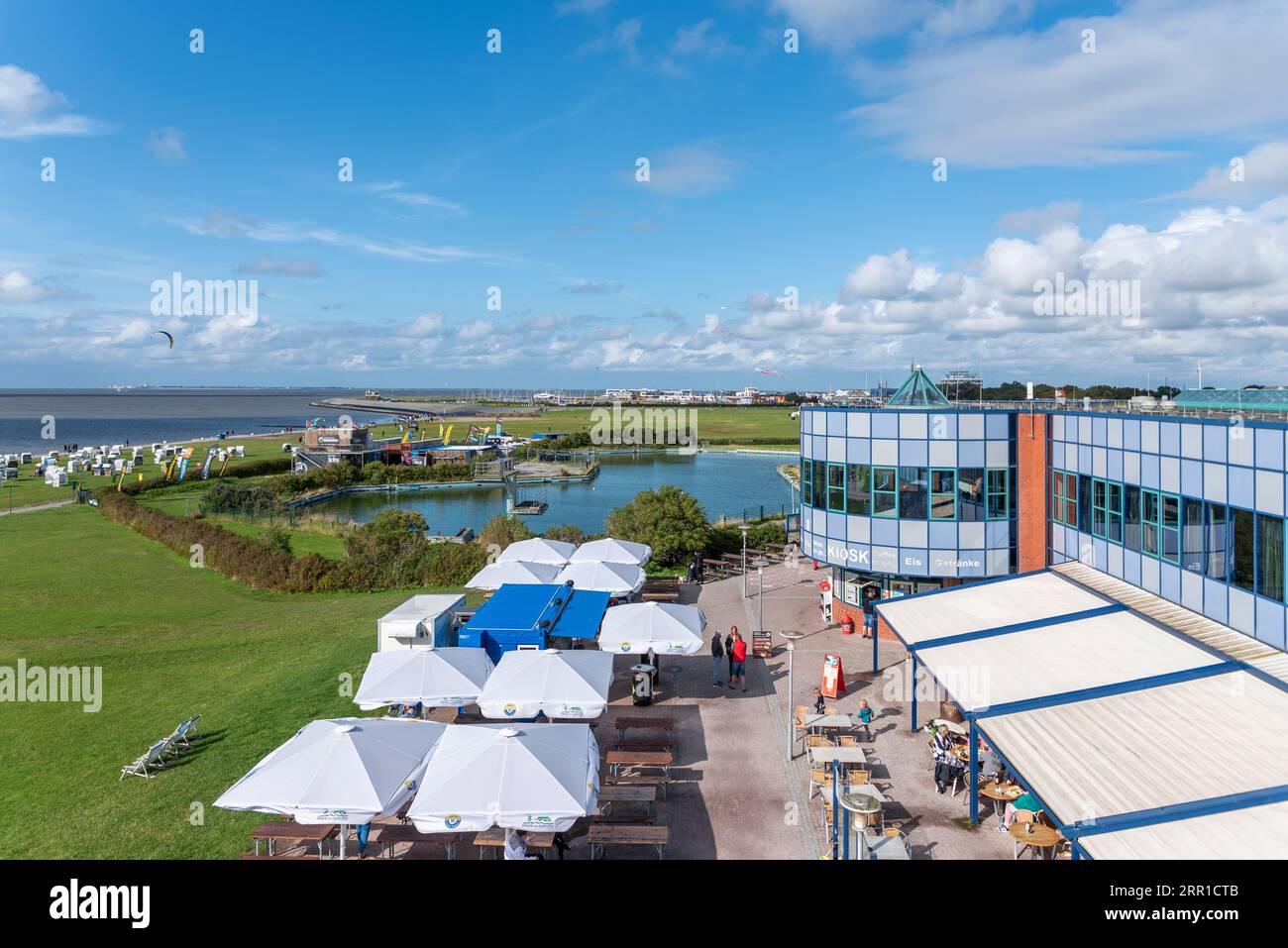 Haus des Gastes mit Blick auf Strand, Norddeich, Niedersachsen, Deutschland, Europa Stockfoto