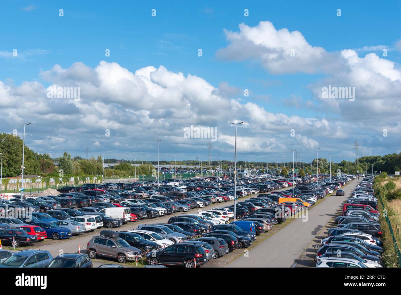 Blick auf den sogenannten Inselparkplatz. Großer Parkplatz für Fährpassagiere, Norddeich, Niedersachsen, Deutschland, Europa Stockfoto