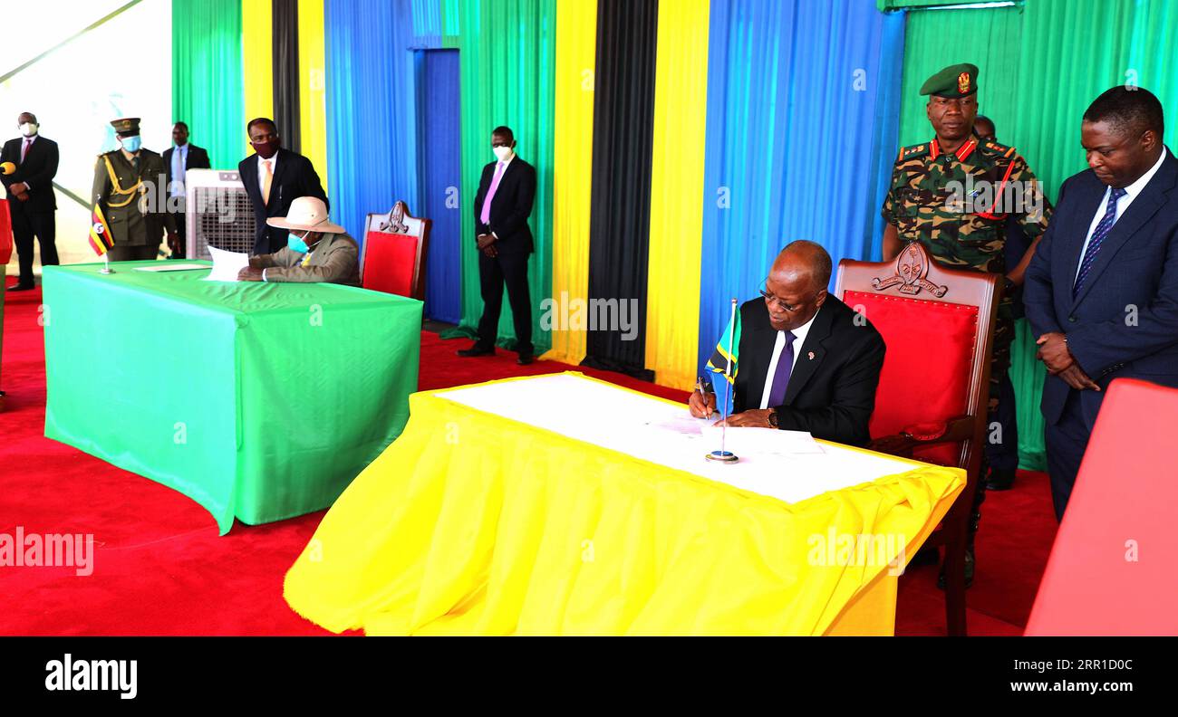 200913 -- CHATO TANZANIA, 13. September 2020 -- ugandischer Präsident Yoweri Museveni L, Front und tansanischer Präsident John Magufuli R, Front unterzeichnen am 13. September 2020 ein Abkommen in Chato, Tansania. Der tansanische Präsident John Magufuli und sein ugandischer Amtskollege Yoweri Museveni haben eine Vereinbarung über den Bau einer 3,5 Milliarden US-Dollar schweren Erdölpipeline unterzeichnet. Das Abkommen ebnete den Weg für den Fortschritt der 1.445 km langen Pipeline, die von den Ölfeldern Ugandas in Hoima zum tansanischen Hafen Tanga führt. /Handout über Xinhua TANZANIA-CHATO-UGANDA-ÖLPIPELINE PROJEKTVEREINBARUNG TanzaniaxStatexHouse PUBL Stockfoto