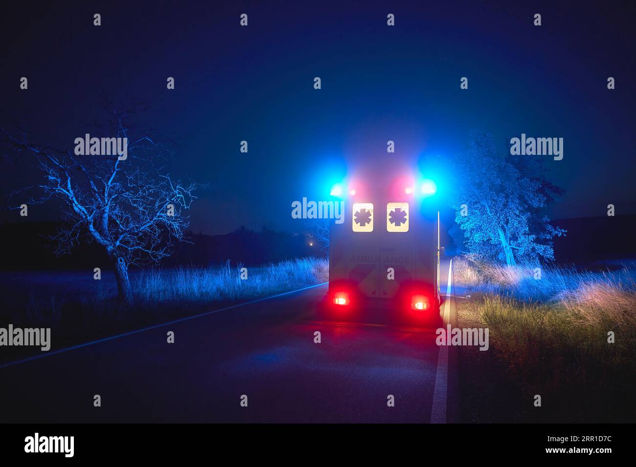 Ambulanzwagen des Notarztes auf der Straße in der Nacht. Themen Rettung, Dringlichkeit und Gesundheitsfürsorge. Stockfoto