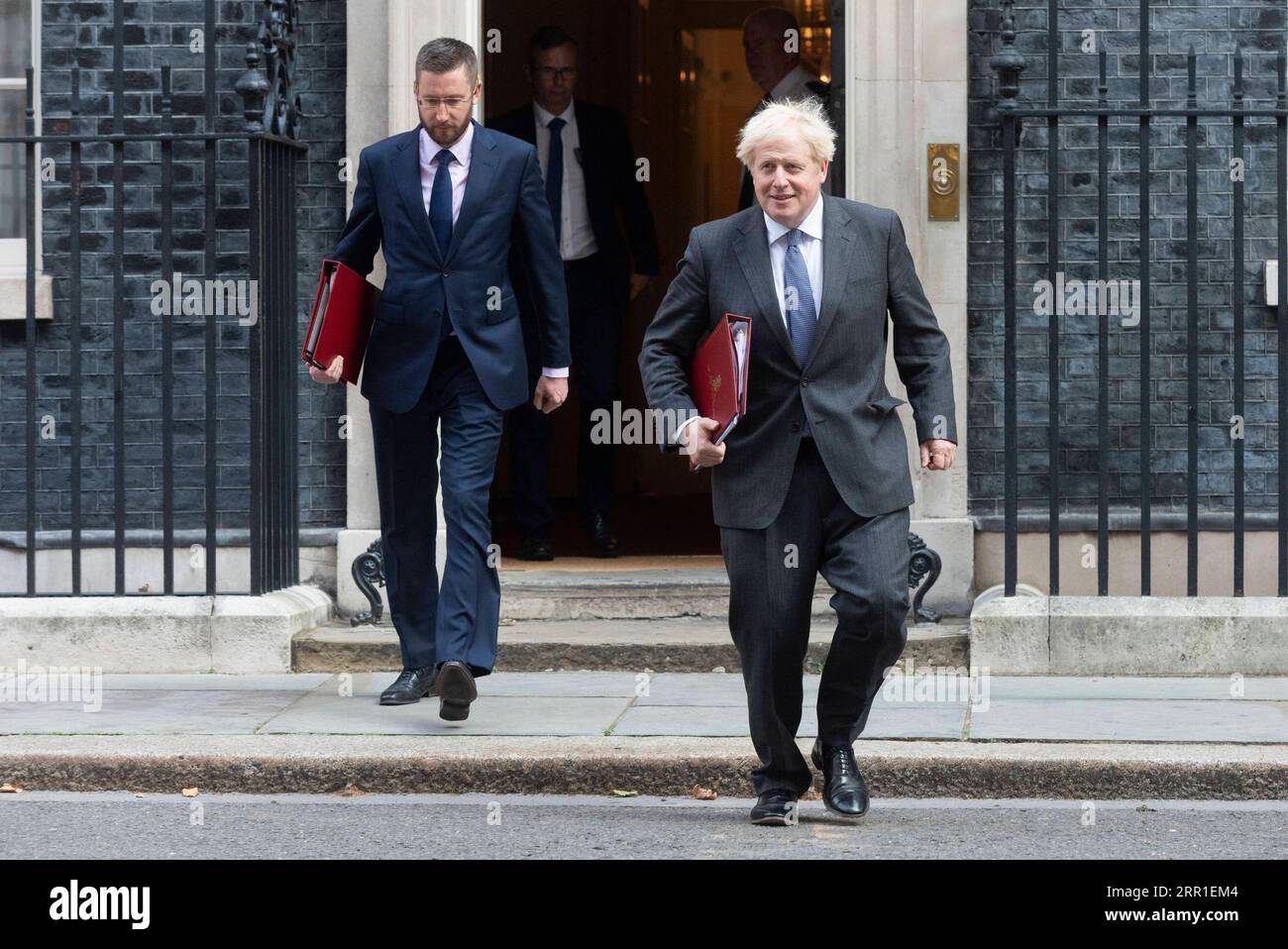 200915 -- LONDON, 15. September 2020 -- der britische Premierminister Boris Johnson R verlässt die 10 Downing Street zu einem Kabinettstreffen in London, Großbritannien, 15. September 2020. Der britische Premierminister Boris Johnson räumte am Montag eine große Hürde im britischen Unterhaus ein, als die Gesetzgeber eine Anfechtung seines umstrittenen Binnenmarktrechts ablehnten. Foto von /Xinhua GROSSBRITANNIEN-LONDON-BINNENMARKTRECHNUNG-ZWEITE LESUNG RayxTang PUBLICATIONxNOTxINxCHN Stockfoto