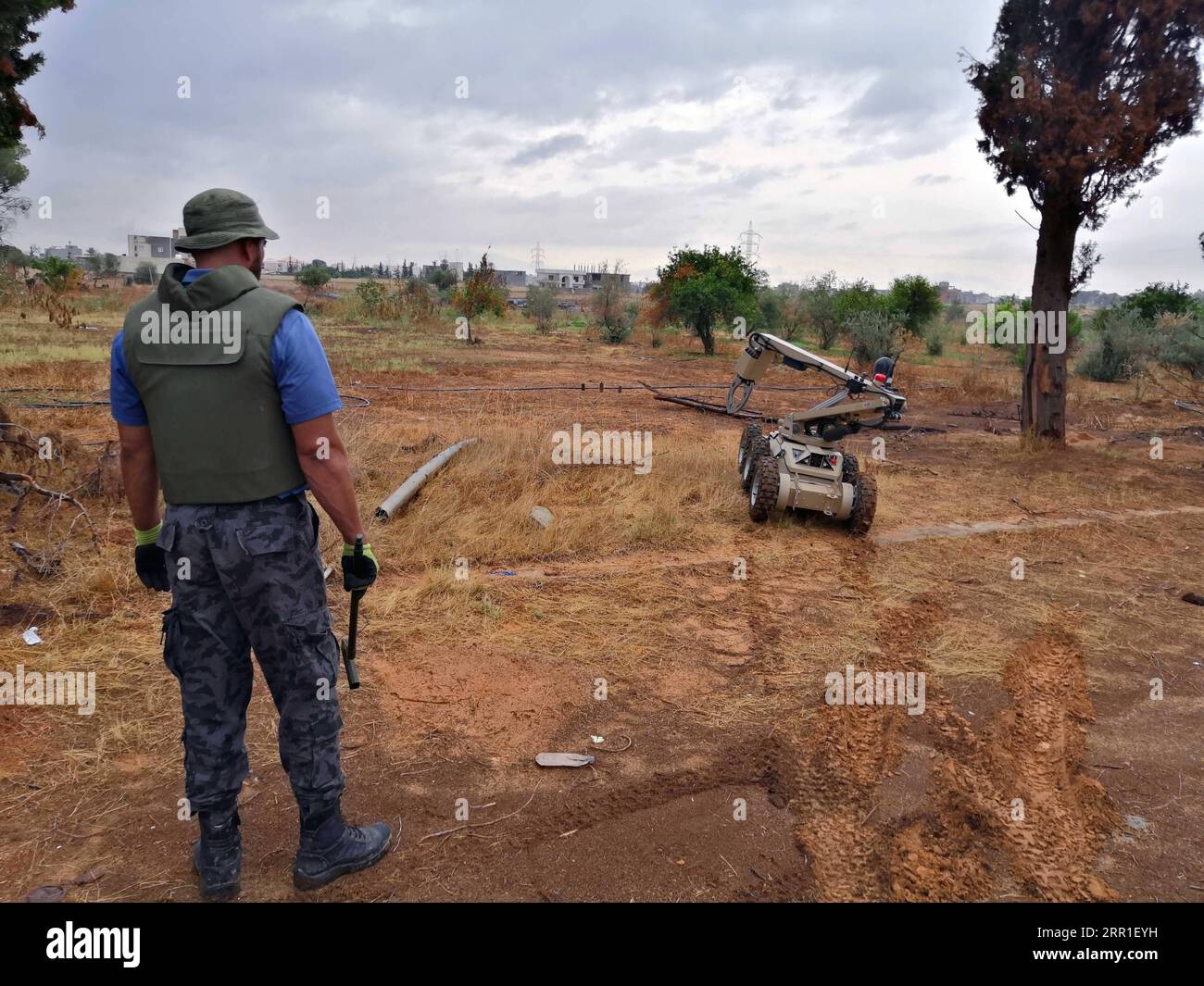 200915 -- TRIPOLI, 15. September 2020 -- Ein Mitglied der von den Vereinten Nationen unterstützten Regierungstruppen beobachtet am 15. September 2020 einen Roboter, der im Süden von Tripoli in Libyen arbeitet. Die Streitkräfte der von den Vereinten Nationen unterstützten Regierung sagten am Dienstag, sie hätten einige Sprengstoffe, die der Krieg im Süden der Hauptstadt Tripoli hinterlassen hat, mit einem Roboter zum ersten Mal vernichtet. Foto von /Xinhua LIBYA-TRIPOLI-EXPLOSIVE DISPOSAL-ROBOTER HamzaxTurkia PUBLICATIONxNOTxINxCHN Stockfoto