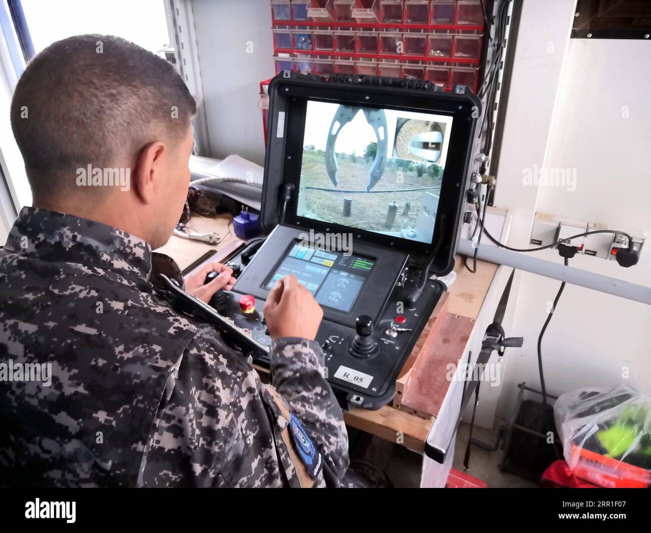 200915 -- TRIPOLI, 15. September 2020 -- Ein Mitglied der von den Vereinten Nationen unterstützten Regierungstruppen kontrolliert den Roboter, um am 15. September 2020 im Süden von Tripoli, Libyen, Sprengstoffe zu entfernen. Die Streitkräfte der von den Vereinten Nationen unterstützten Regierung sagten am Dienstag, sie hätten einige Sprengstoffe, die der Krieg im Süden der Hauptstadt Tripoli hinterlassen hat, mit einem Roboter zum ersten Mal vernichtet. Foto von /Xinhua LIBYA-TRIPOLI-EXPLOSIVE DISPOSAL-ROBOTER HamzaxTurkia PUBLICATIONxNOTxINxCHN Stockfoto