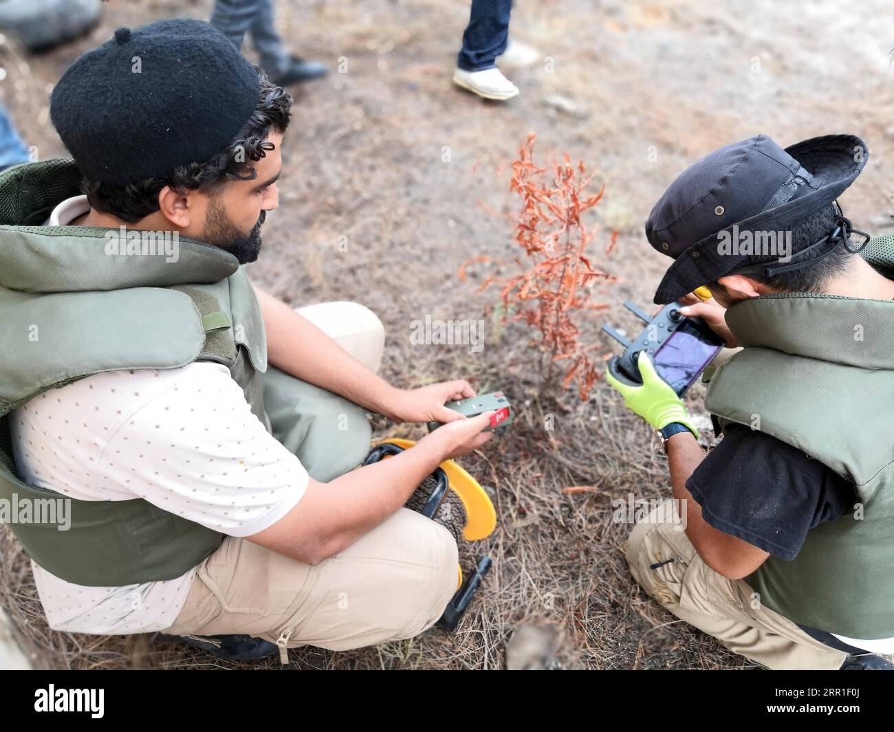 200915 -- TRIPOLI, 15. September 2020 -- Mitglieder der von den Vereinten Nationen unterstützten Regierungstruppen bedienen den Roboter, um am 15. September 2020 im Süden von Tripoli, Libyen, Sprengstoffe zu entsorgen. Die Streitkräfte der von den Vereinten Nationen unterstützten Regierung sagten am Dienstag, sie hätten einige Sprengstoffe, die der Krieg im Süden der Hauptstadt Tripoli hinterlassen hat, mit einem Roboter zum ersten Mal vernichtet. Foto von /Xinhua LIBYA-TRIPOLI-EXPLOSIVE DISPOSAL-ROBOTER HamzaxTurkia PUBLICATIONxNOTxINxCHN Stockfoto