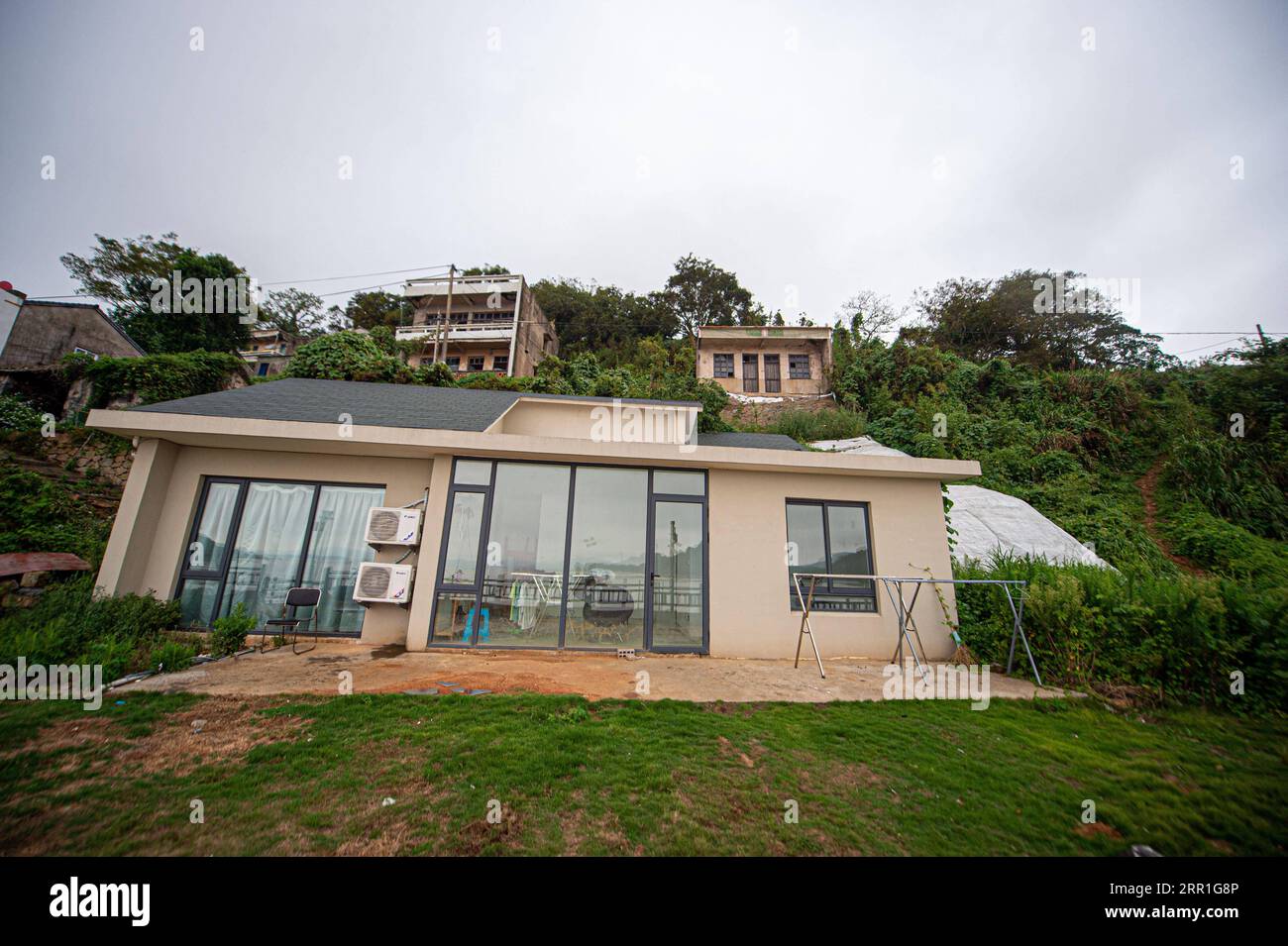 200917 -- XIANGSHAN, 17. September 2020 -- Foto aufgenommen am 16. September 2020 zeigt eine neue Wohnung und alte Wohnungen von lokalen Dorfbewohnern im Dorf Shatangwan, Kreis Xiangshan, Stadt Ningbo in der ostchinesischen Provinz Zhejiang. Mit einer Geschichte von mehr als 400 Jahren entwickelte das Fischerdorf Shatangwan in den letzten Jahren ökologischen Tourismus und nutzte die lokale Umgebung. CHINA-ZHEJIANG-FISCHERDORF-TOURISMCN JiangxHan PUBLICATIONxNOTxINxCHN Stockfoto