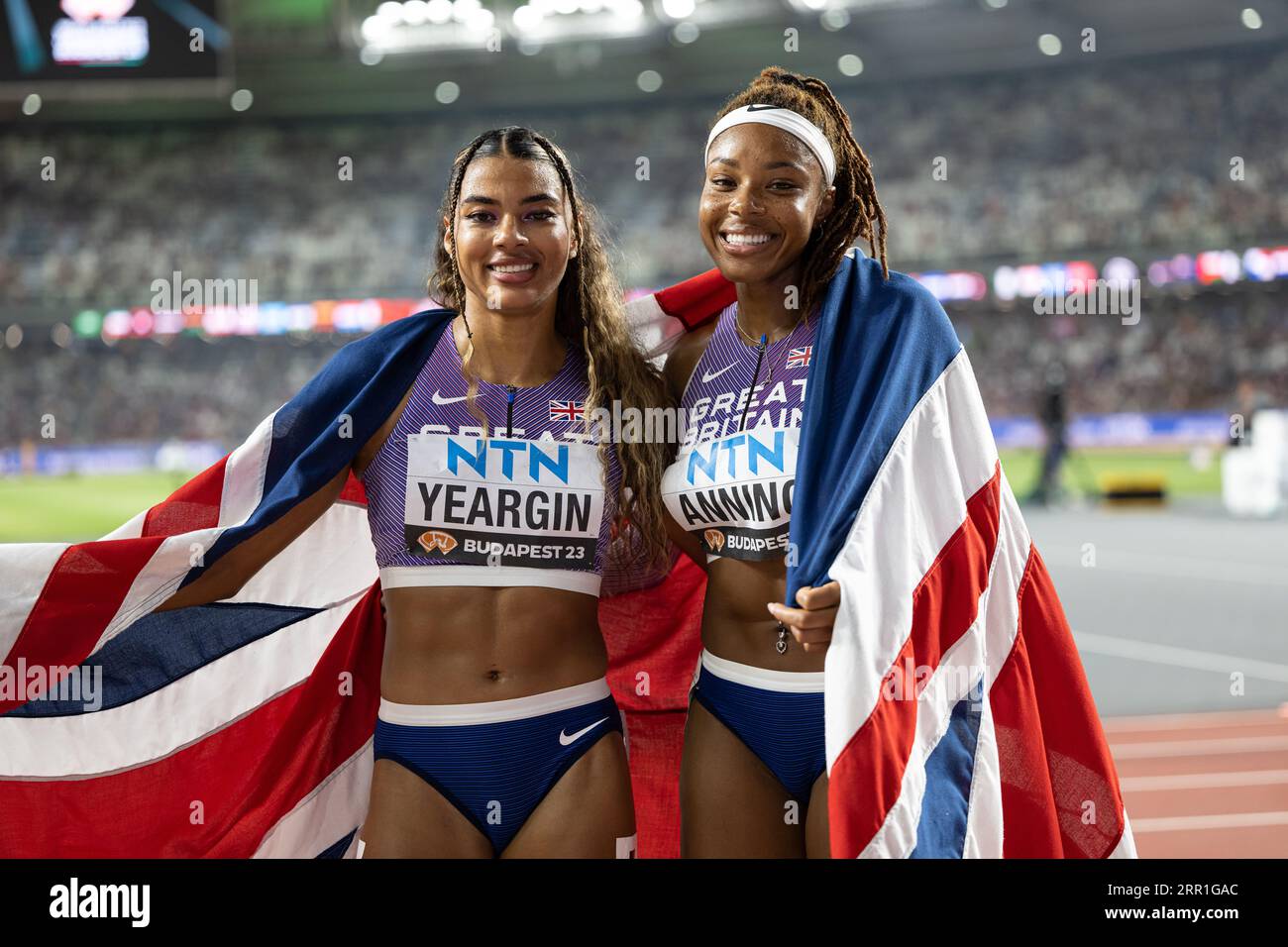 Amber Anning und Nicole Yeargin mit der Flagge ihres Landes im 4x400 Meter-Relais bei den Leichtathletik-Weltmeisterschaften in Budapest Stockfoto