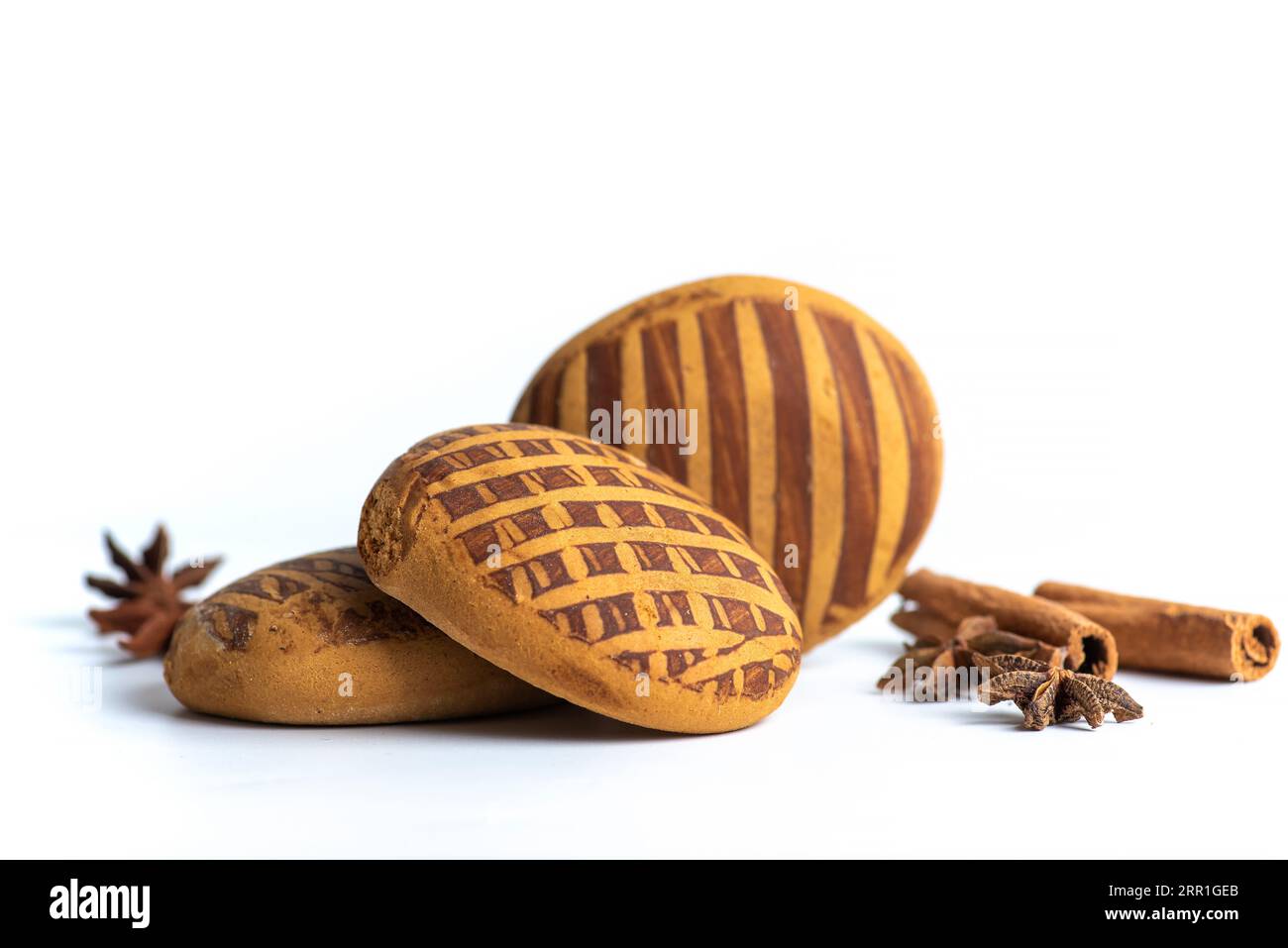 Mehrere Lebkuchen mit Zimt und Sternanis auf weißem Hintergrund Stockfoto