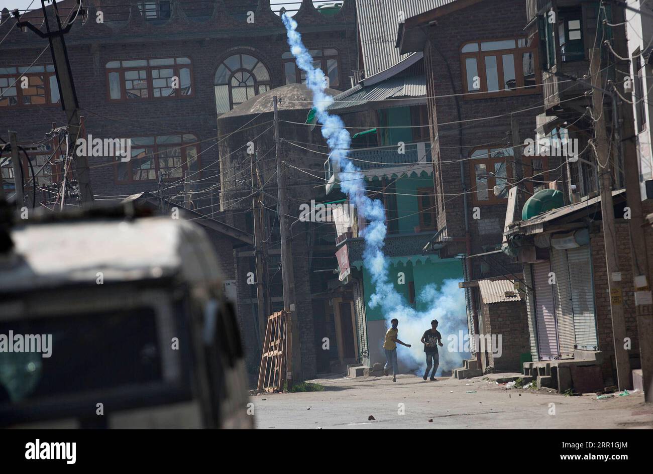 200917 -- SRINAGAR, 17. September 2020 -- Demonstranten werfen eine Tränenrauchgranate gegen Regierungstruppen zurück, nachdem sie am 17. September 2020 in Srinagar, der Sommerhauptstadt des von Indianern kontrollierten Kaschmirs, bewaffnet waren. KASHMIR-SRINAGAR-CLASHES JavedxDar PUBLICATIONxNOTxINxCHN Stockfoto